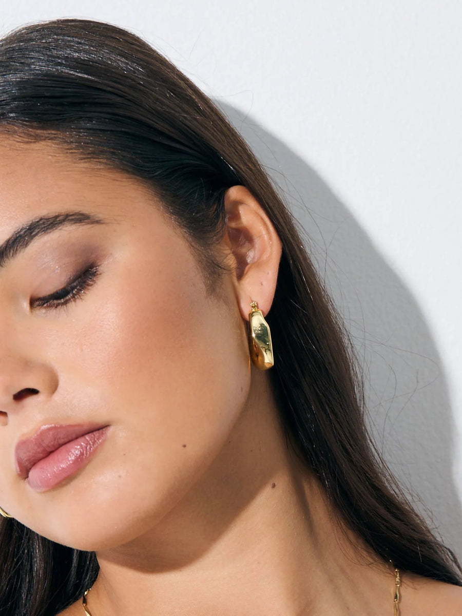 Angels Whisper - Lea Wavy Earrings in 18K Gold Plated